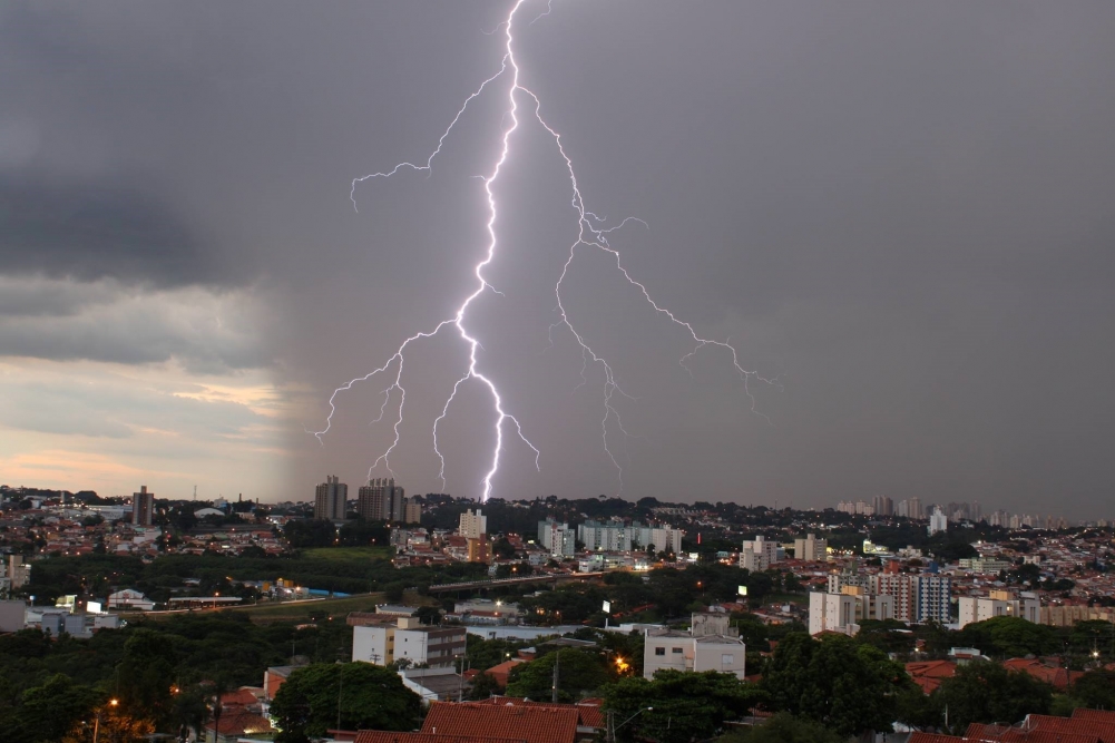 Inpe alerta para aumento da incidência de raios em regiões do Brasil