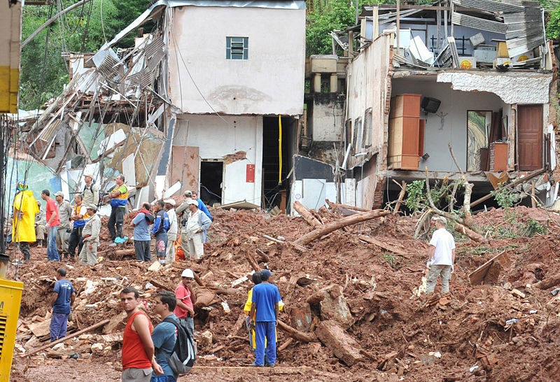 Destruição causada por deslizamento de terra, que se seguiu a chuvas intensas, em Nova Friburgo, RJ. Imagem: Wikimedia Commons)