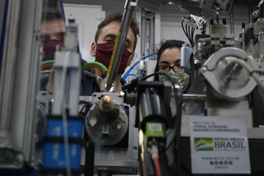 Brazilian synchrotron light source helps scientists look for COVID-19 drugs in first experiment