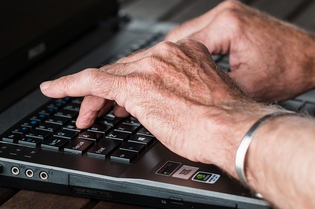Pesquisadores testam programa de telessaúde no suporte a idosos com demência 