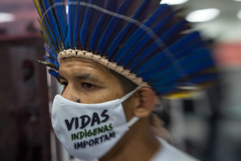 Saúde precária e postura anti-indígena exacerbaram mortes por COVID-19 na Amazônia, avaliam cientistas