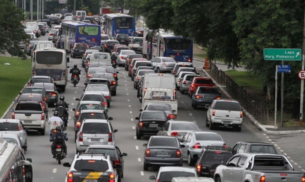 Período curto em engarrafamento já expõe motorista a altas doses de poluição, indica estudo
