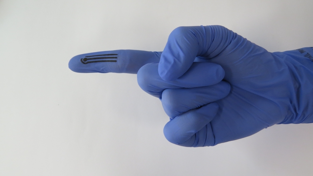 Scientists at the University of São Paulo create a glove that detects pesticides in food