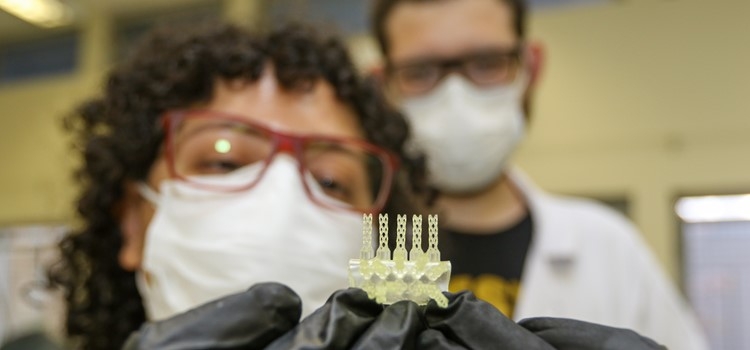 Resina para impressão 3D criada na Unicamp permite produzir dispositivo implantável que se autodegrada