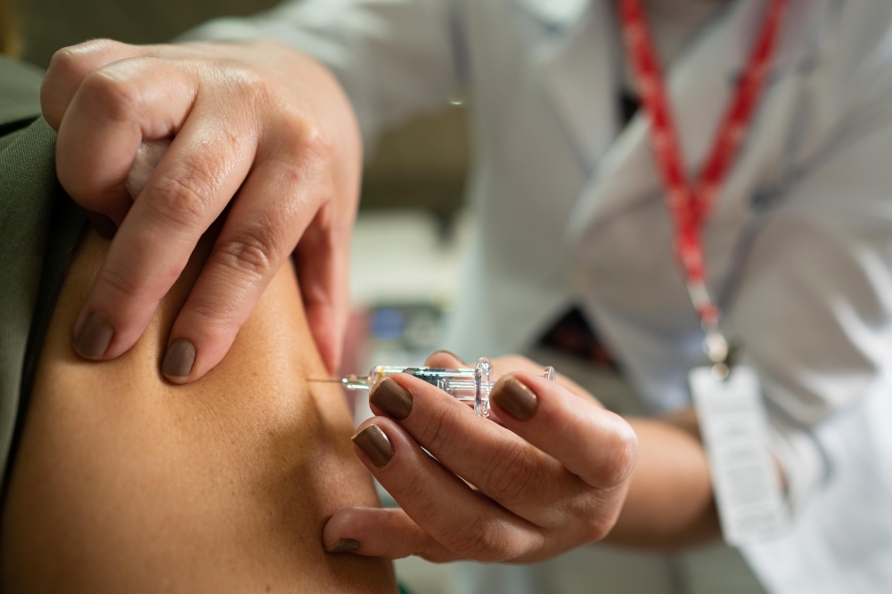 Vacinação-modelo em Serrana reduziu mortes e casos graves de COVID mesmo com variantes, indica estudo