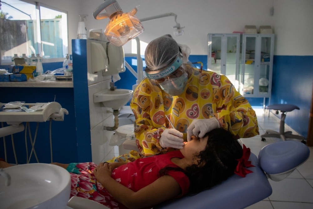 Sugar consumption and early interruption of breastfeeding are risk factors for dental caries in infancy