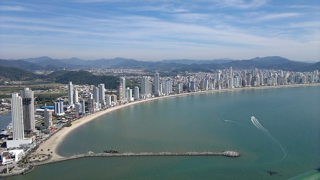 Mudanças climáticas e urbanização provocam ‘esmagamento’ das praias, diz pesquisador