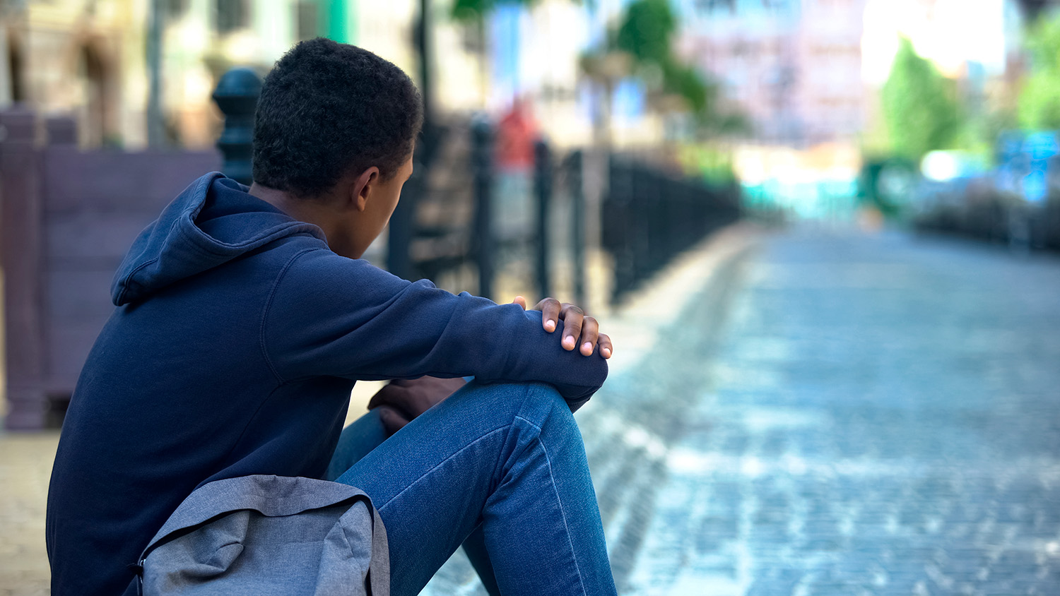 Tempo livre sem supervisão aumenta risco de adolescentes se envolverem em violência