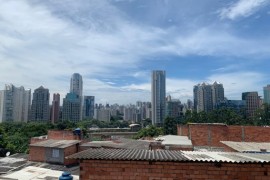 Desindustrialização, políticas públicas e dominância financeira redefiniram moradia e espaço urbano no Brasil