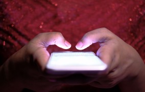 El cyberbullying rara vez ocurre de forma aislada y funciona como una extensión de la violencia escolar