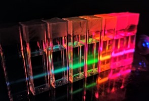 Novo método aprimora a produção de pontos quânticos luminescentes com tamanho controlado