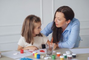 Pesquisa da USP avalia terapia mediada pelos pais para crianças no espectro autista