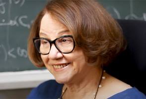 Professora do ICMC-USP recebe prêmio de liderança matemática nos Estados Unidos