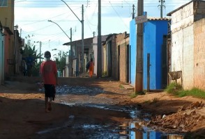 Estudo com adolescentes mostra que ambiente urbano influencia senso de justiça e confiança nas instituições