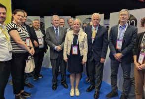 Representantes da FAPESP visitam estande do CNRS na VivaTech