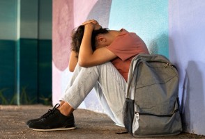 Arranjo familiar, <i>bullying</i> e dificuldade de fazer amigos impactam a saúde mental dos adolescentes
