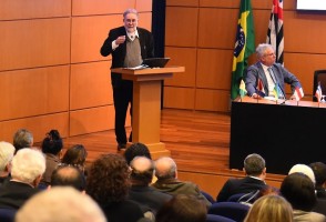 Carlos Américo Pacheco é homenageado durante o 68º Fórum do Confap