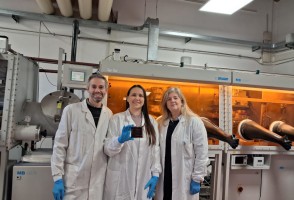 Células solares de perovskita geram eletricidade a partir de luz artificial em ambientes internos