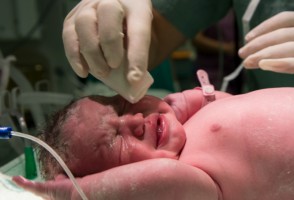 Inteligência artificial identifica dor em bebês e pode auxiliar decisões médicas em UTI neonatal