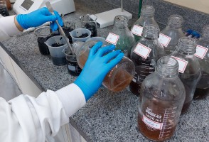 Baixas doses de soda cáustica aumentam a produção de biogás a partir de resíduos de banana