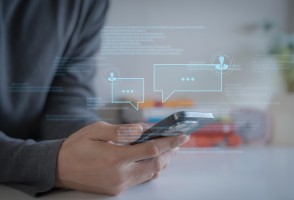 La inteligencia artificial actúa como un ‘camaleón ideológico’ y puede profundizar la polarización política, según un estudio