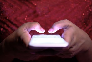 Cyberbullying raramente ocorre de forma isolada e funciona como extensão da violência escolar