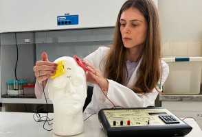 Estimulação cerebral aliada à educação nutricional reduz desejo por comida em mulheres com obesidade