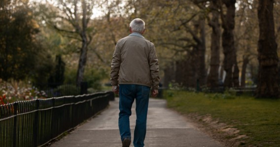 Deficiência de vitamina D aumenta em 22% o risco para lentidão da caminhada na velhice