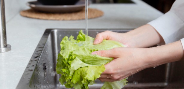 Brasileiros ignoram higiene alimentar: lavam carne na pia e vegetais sem sanitizante