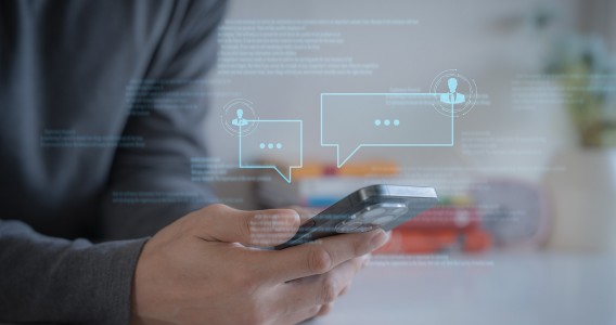 Inteligência artificial atua como ‘camaleão ideológico’ e pode aprofundar polarização política, aponta estudo