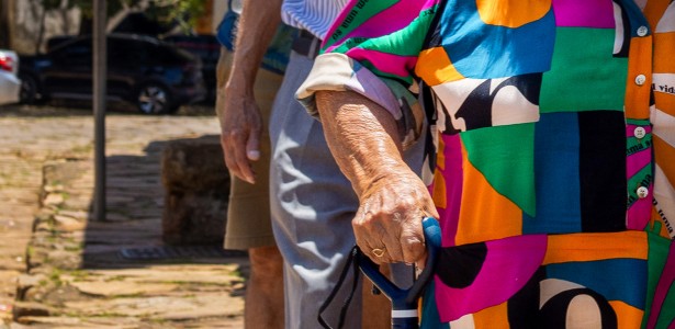 Handgrip Strength Drop of 15% Predicts Decline in Walking Speed for Seniors