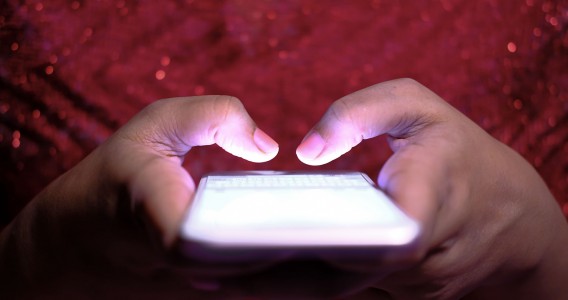 Cyberbullying raramente ocorre de forma isolada e funciona como extensão da violência escolar