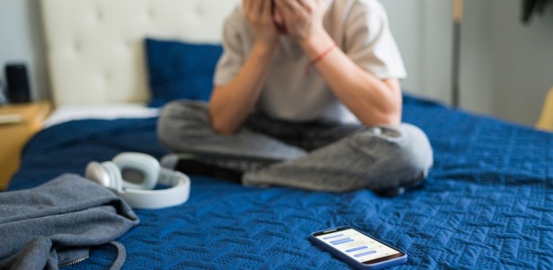 Jovem olhando para o horizonte, representando estudo sobre depressão e genética