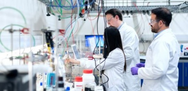 Pessoa trabalhando em laboratório com equipamentos científicos