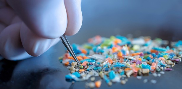 Ilustração de microplásticos e substâncias químicas na natureza