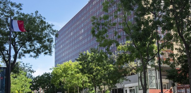 Sede do Inserm na França, fachada moderna de vidro