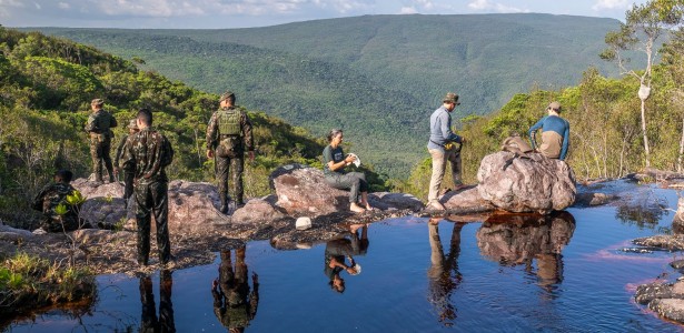 Pesquisadores em expedição na floresta de altitude na Amazonas com equipamentos de coleta e drone