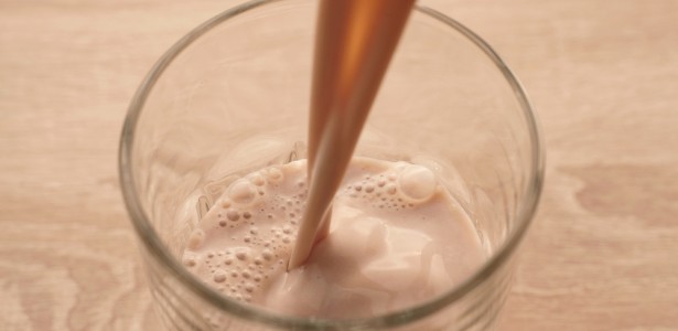 Bebidas vegetais sendo examinadas em laboratório com bactérias maduras