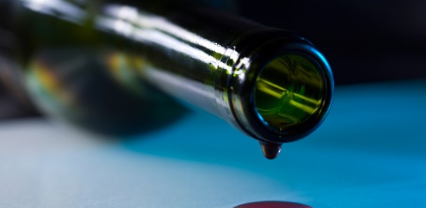 Camundongo durante experimento com álcool na pesquisa científica