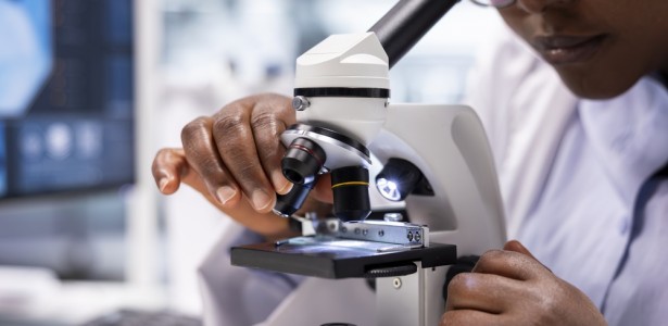 Pesquisador de laboratório em atividade