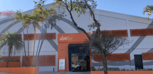Estudantes em laboratório na Ilum Escola de Ciência