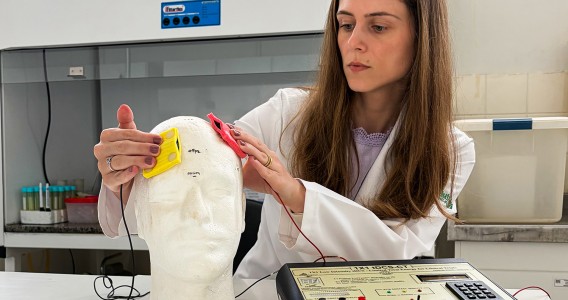 Estimulação cerebral aliada à educação nutricional reduz desejo por comida em mulheres com obesidade