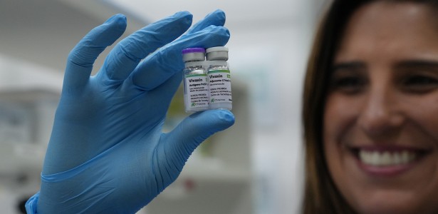 Imagem ilustrativa de uma ampola de vacina sendo manuseada em laboratório