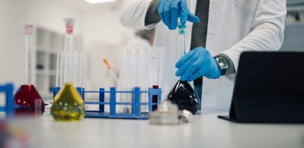 Estudantes na universidade com livros de química ao fundo