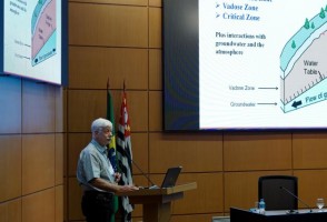Pesquisador referencial em hidrologia fala sobre agricultura e ambiente na Quinta Conferência FAPESP 2023