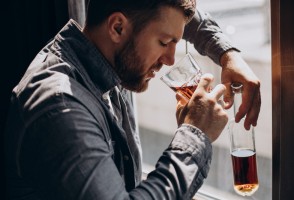 Grupo da Unifesp testa efeito de medicamento na diminuição do desejo por bebidas alcoólicas